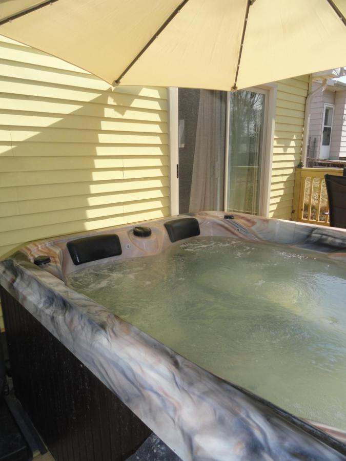 Outdoor Hot Tub And Cozy King Bed Apartment Lansing Exterior photo