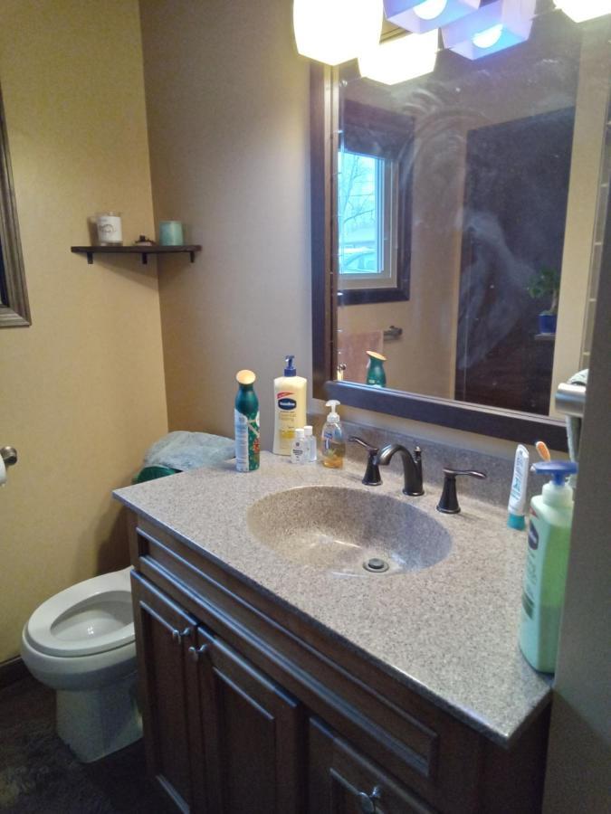 Outdoor Hot Tub And Cozy King Bed Apartment Lansing Exterior photo
