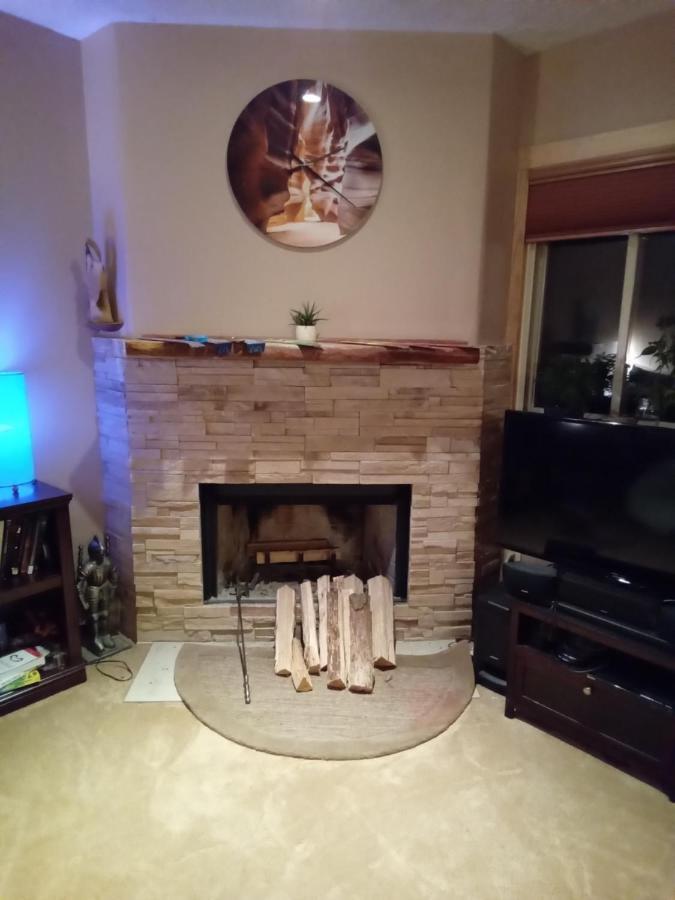 Outdoor Hot Tub And Cozy King Bed Apartment Lansing Exterior photo