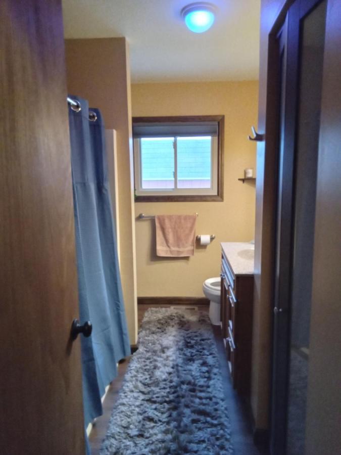 Outdoor Hot Tub And Cozy King Bed Apartment Lansing Exterior photo